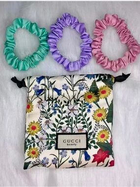 Gucci Set of 3 Scrunchies in Floral Pouch. NEW in labeled SEALED bag. GWP